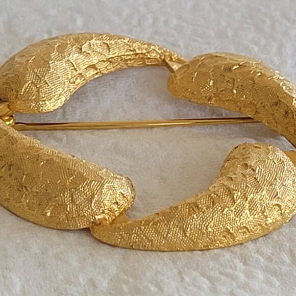 Vintage Gold Tone Textured Round Brooch - Picture 8 of 9
